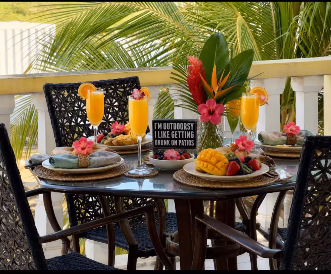 Tropical outdoor dining table with cocktails.